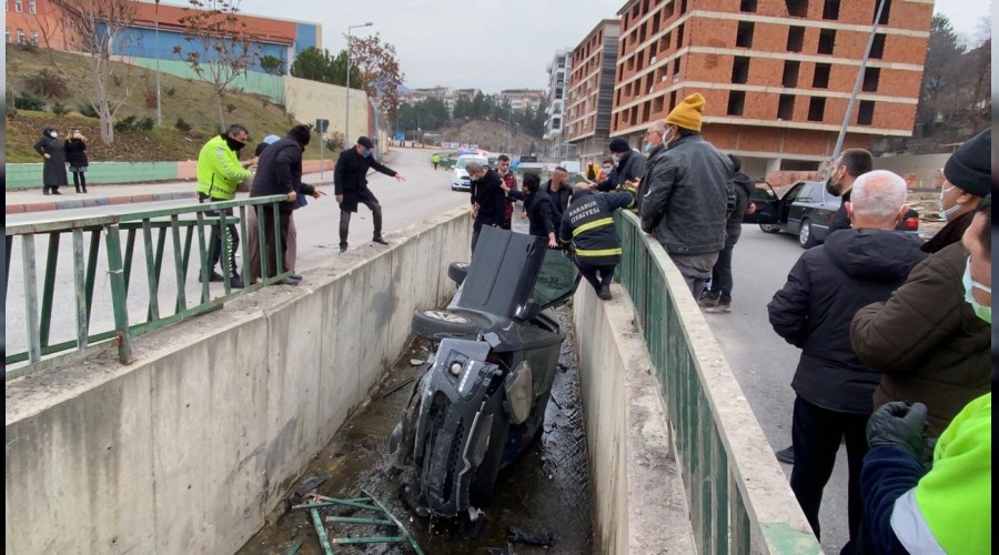 Kanala düşen otomobilin sürücüsünü İtfaiye çıkardı