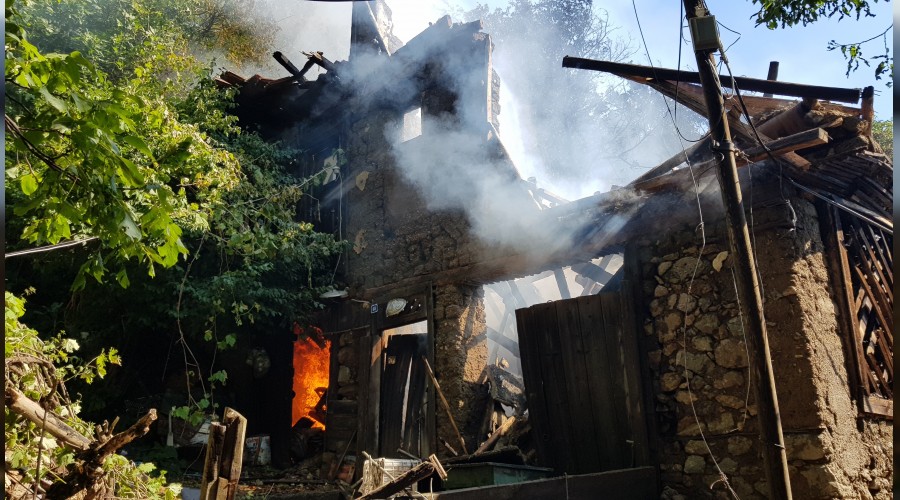 Karabkte iki ev alevlere teslim oldu