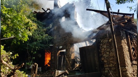 Karabkte iki ev alevlere teslim oldu