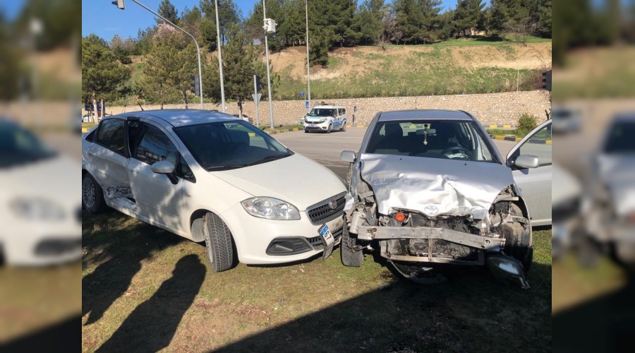 Karabkte iki otomobil arpt: 2si ocuk 4 yaral