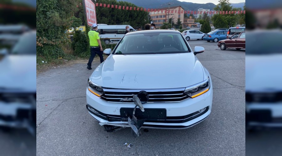 Otomobilin çarptığı motosiklet sürücüsü 100 metre sürüklendi