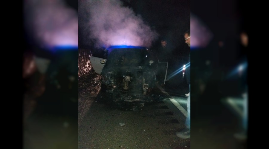 Seyir halindeyken alev alan otomobil kullanılmaz hale geldi