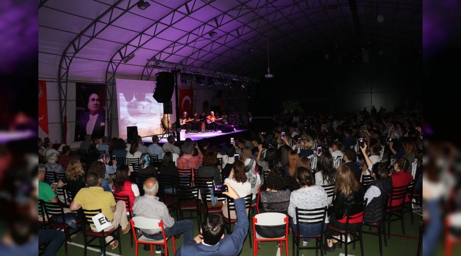 Sunay Akn ve lhan een Karabk’te sevenleri ile bir araya geldi 