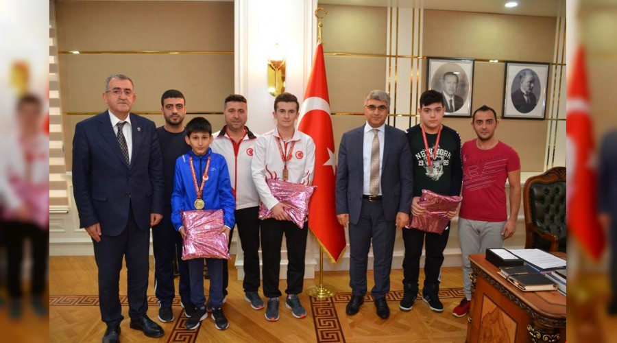 Vali Grel, baarl sporcular kabul etti.