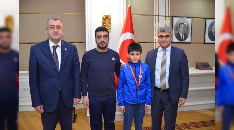 Vali Grel, baarl sporcular kabul etti.