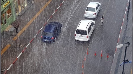 Yamur aniden bastrd, yollar gle dnd