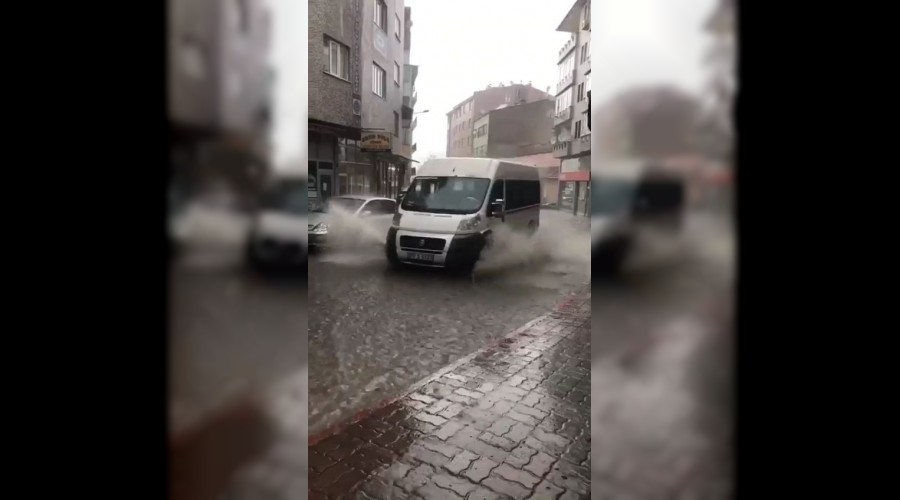 Yamur aniden bastrd, yollar gle dnd