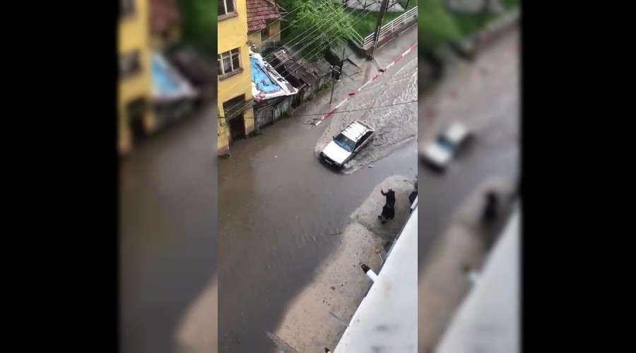Yamur aniden bastrd, yollar gle dnd