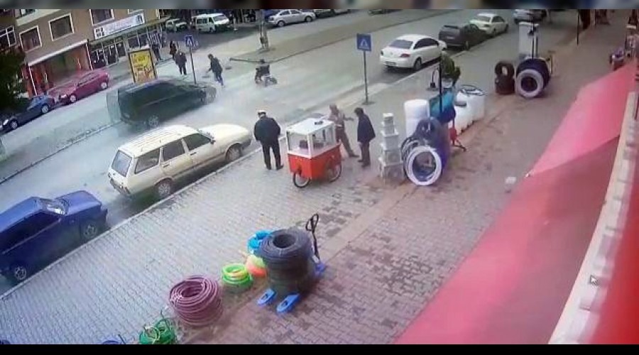 Yaya geçidini kullanan engelliye otomobil çarptı