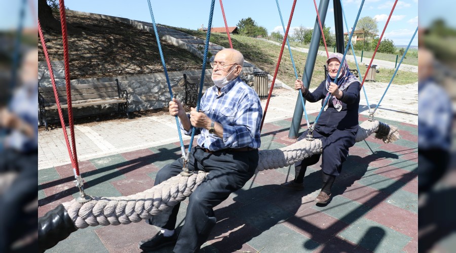 65 yaş üstüler çimlerle hasret giderdi