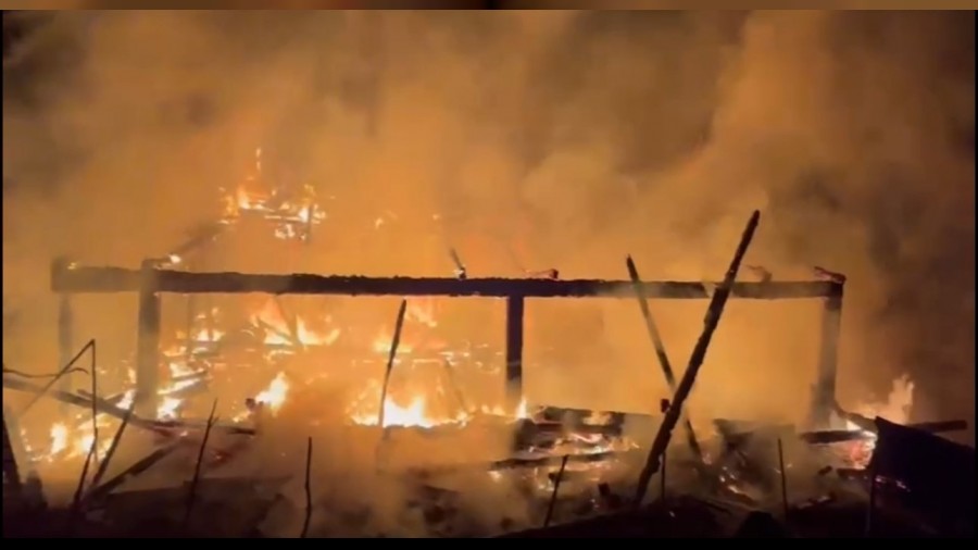 Alevlere teslim olan ah�ap ev k�le d�nd�