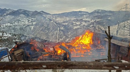 Alevlere teslim olan ah�ap ev tamamen yand�