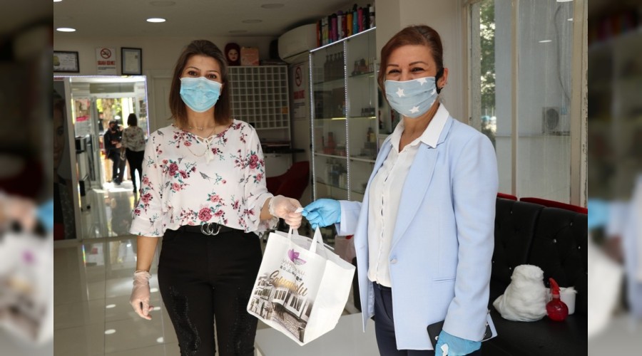 Başkan Köse berber ve kuaförlere temizlik kiti dağıttı