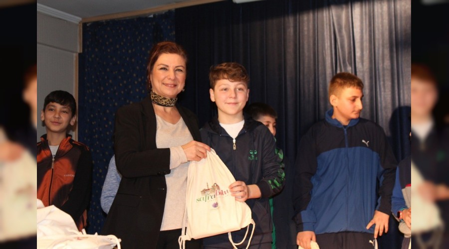 Başkan Köse'den başarılı öğrencilere hediye
