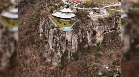 Gen� k�z 80 metre y�ksekli�indeki cam terastan kendini bo�lu�a b�rakt�