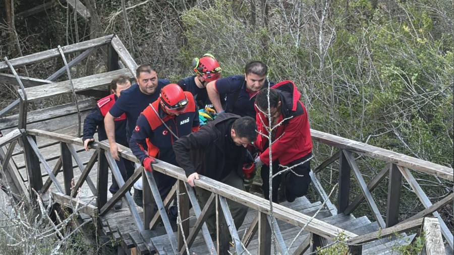 Gen� k�z 80 metre y�ksekli�indeki cam terastan kendini bo�lu�a b�rakt�