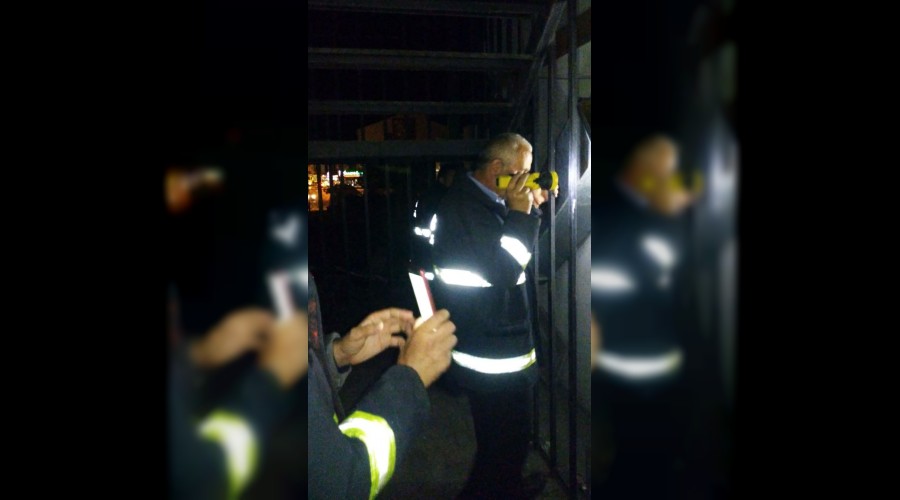 Havalandırma boşluğuna düşen güvercini itfaiye kurtardı