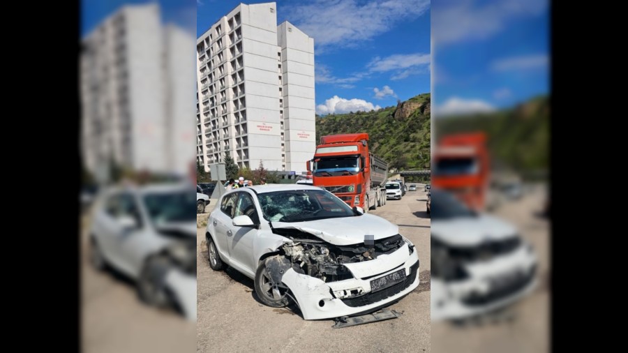 iki otomobil �arp��t�: 3 yaral�