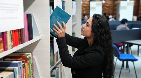 KB Rektr Krktan Kamil Gle Ktphanesine 600 kitaplk ba