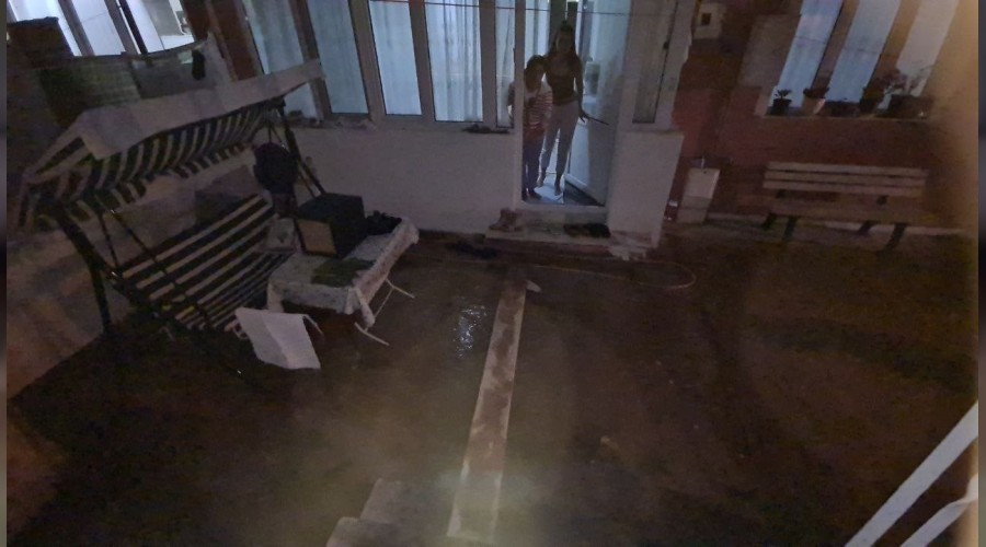 Metrekareye 20 kg yağış düştü, ev ve bahçeleri su bastı