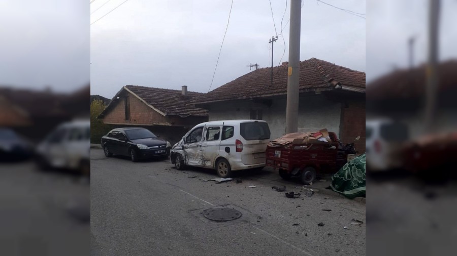 Minibüs ile hafif ticari araç çarpıştı: 2 yaralı