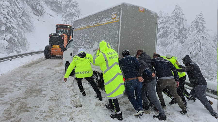Yamur Kara evirdi onlarca ara yolda kald