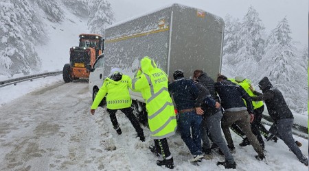 Yamur Kara evirdi onlarca ara yolda kald