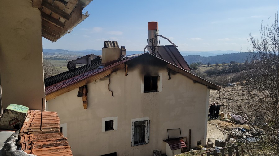 Yang�n� s�nd�rmek isterken can�ndan oldu