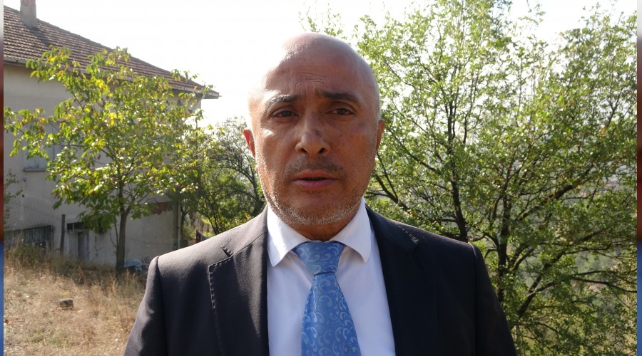 Yıkım kararı beklenen mahallede çatlak binalar korku saçıyor