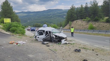 Yoldan kan otomobil beton menfeze arpt: 1 l, 3 ar yaral