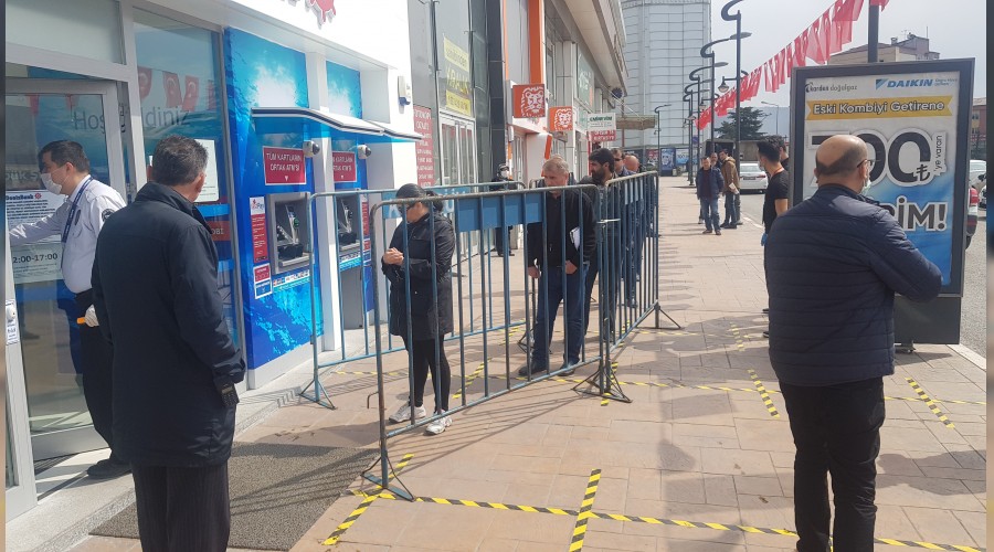 Banka önlerine ‘sosyal mesafe’ bariyerleri