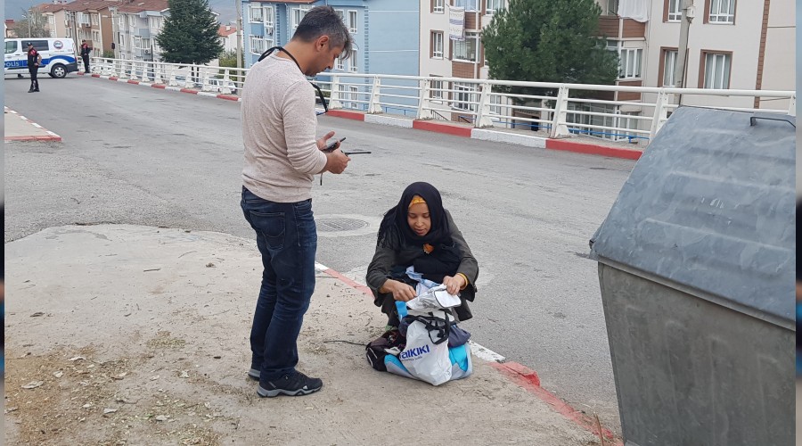 p kutusunun yanna braklan bebek antas polisi alarma geirdi