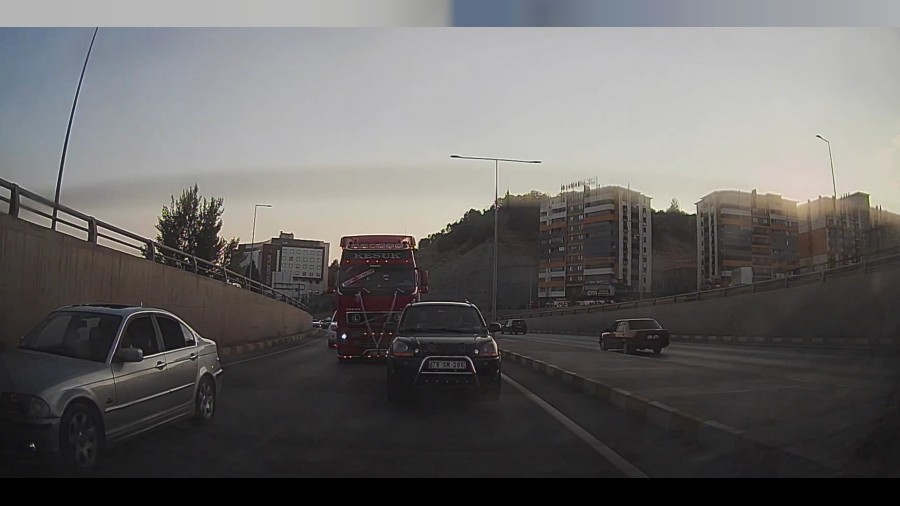 Dn konvoyundaki aralar trafik kurallarn alt st etti