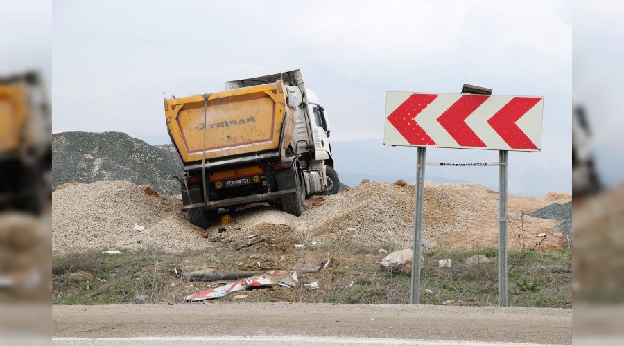 Freni patlayan tır yoldan çıktı: 1 yaralı