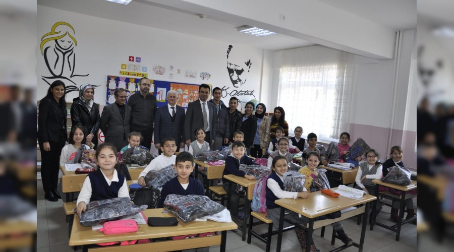Harçlıkları ile aldıkları oyuncakları çocuklara hediye ettiler