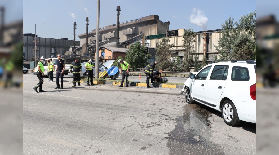 İki otomobil çarpıştı , LPG tankı yola fırladı