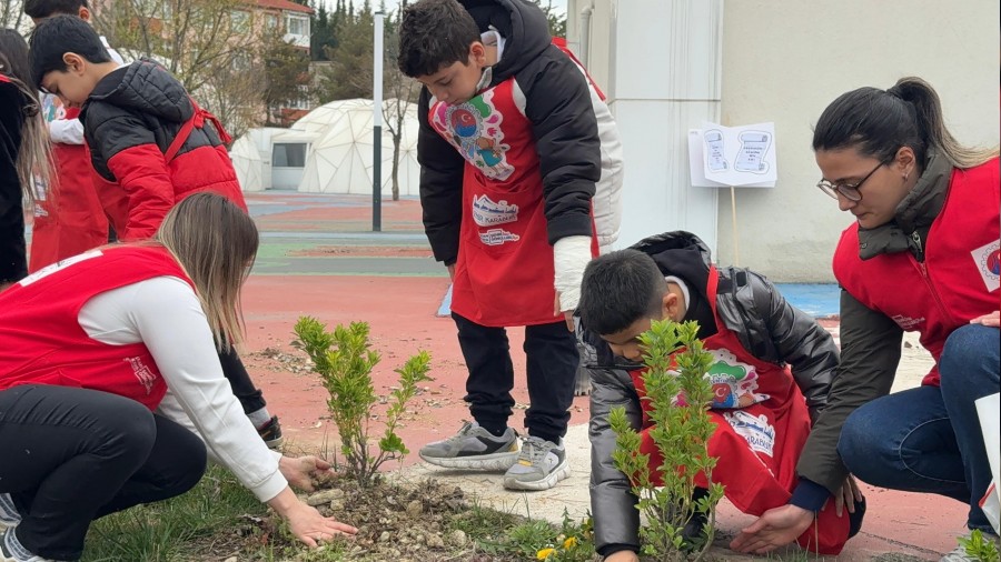 Karab�k'te ��renciler hat�ra fidanlar�n� toprakla bulu�turdu