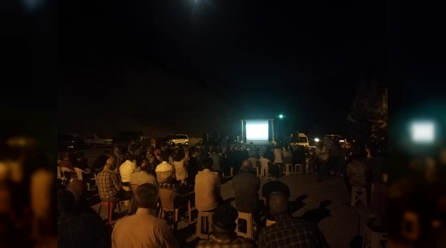 Ky meydannda yazlk sinema keyfi
