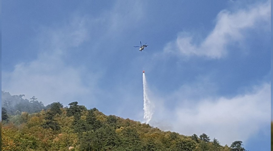 Orman yangnna uak ve helikopterle mdahale ediliyor