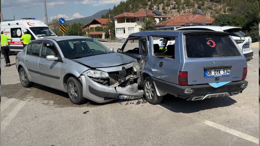Otomobiller arpt: 2'si ocuk 6 yaral