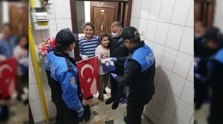 Polisler kapı kapı dolaşıp çocuklara kitap dağıttı