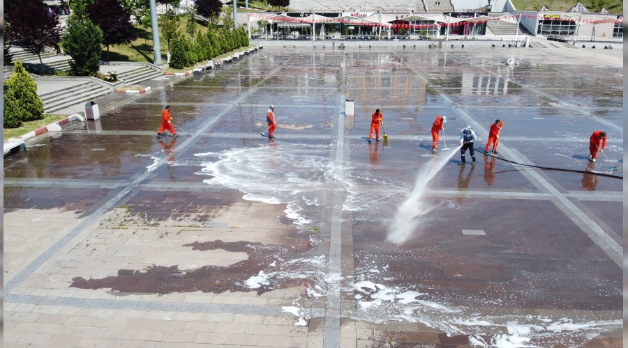 Trkiyenin en byk meydanlarndan biri, Cuma Namaz iin ykanp dezenfekte edildi