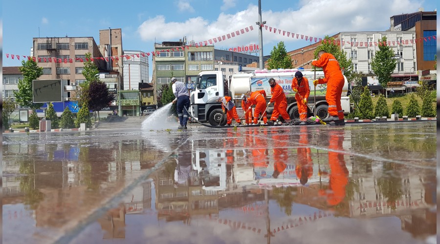 Trkiyenin en byk meydanlarndan biri, Cuma Namaz iin ykanp dezenfekte edildi