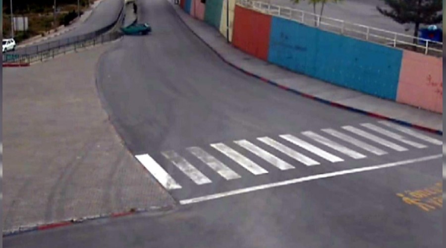 Viraja hızlı girdi , su kanalına uçtu
