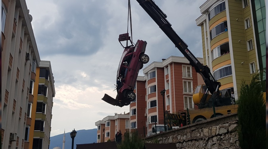 Yanlış vitese takınca site bahçesine devrildi