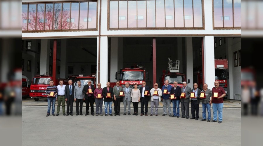 Bakan Kse'den emekli olan itfaiyecilere plaket