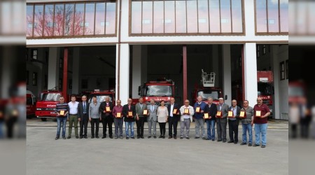 Bakan Kse'den emekli olan itfaiyecilere plaket