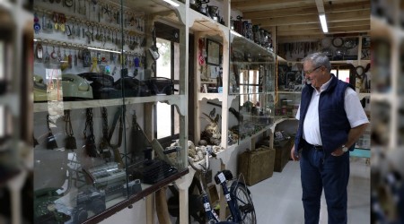 ocukluunu "Nostalji Evi"nde sergiliyor