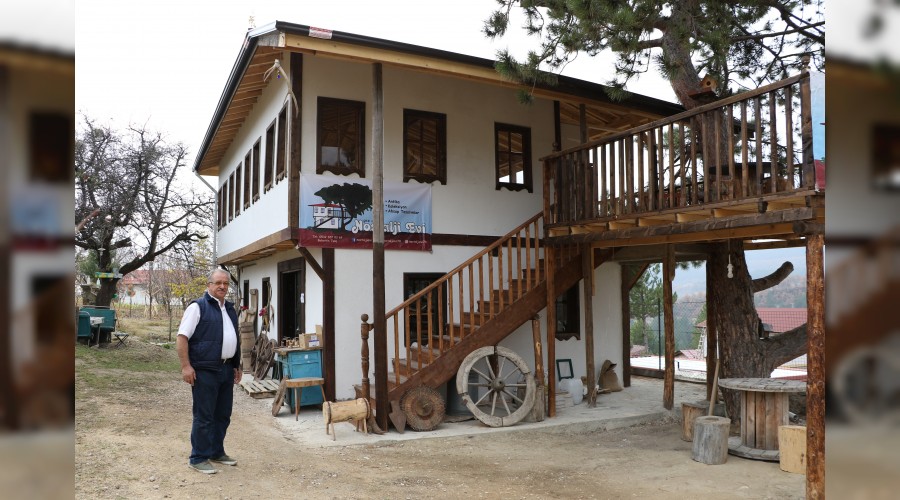 ocukluunu "Nostalji Evi"nde sergiliyor