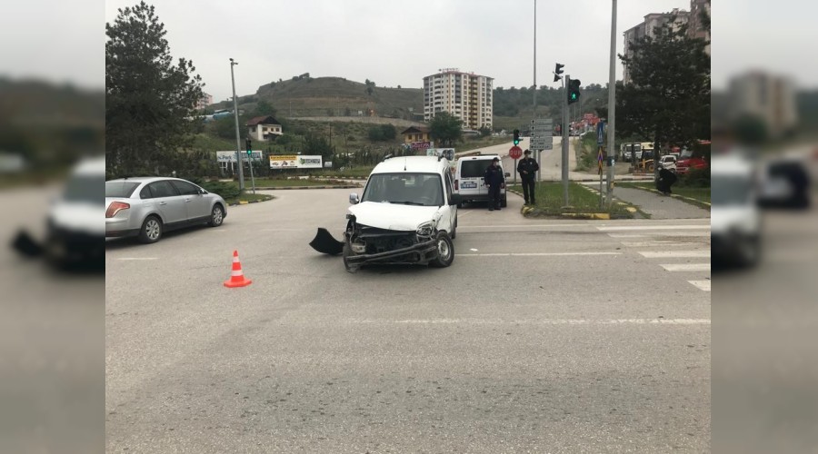 Devrilen kamyonetten yolcular çıkardı